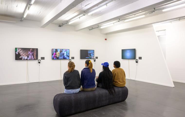 Tentoonstelling met videokunst in Kunsthal