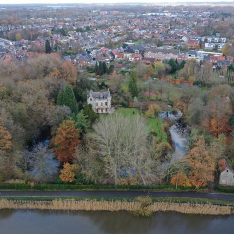 Luchtbeeld kasteel De Borght met bos en Dijle