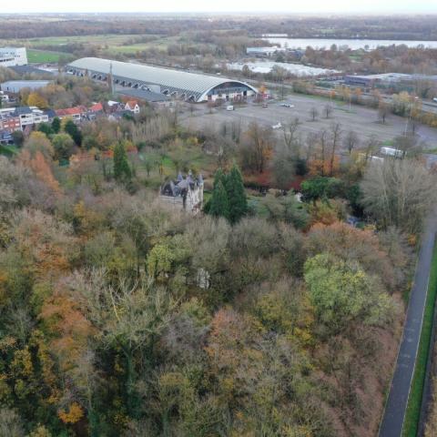 Luchtbeeld van Kasteel De Borght met bos en Dijle